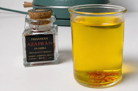 Cómo hacer una infusión de azafrán para paella