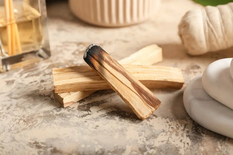 Qué es el palo santo y para qué sirve: Guía para usarlo en casa