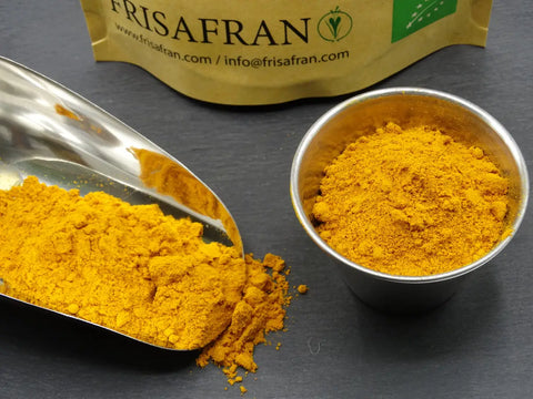 Polvo De Cúrcuma Amarilla Y Raíces Secas | Foto Premium